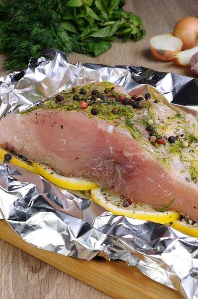 A piece of raw carp in foil — Stock Photo, Image