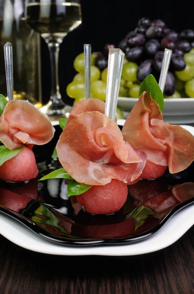 Canapé van watermeloen ballen met gammon — Stockfoto