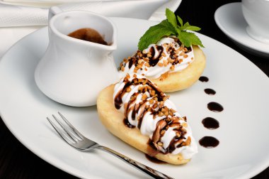 Krema ve fındık ile armut