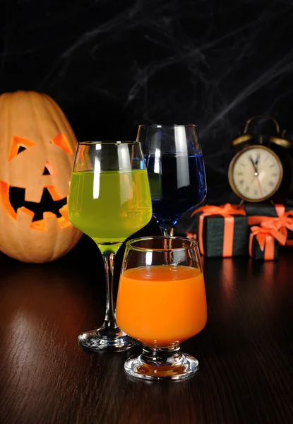 Una variedad de zumos y bebidas para Halloween — Foto de Stock