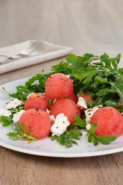 Арбузный салат с рукколой и фета — стоковое фото