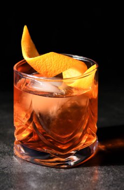 Klasik Negroni Kokteyli. Buz ve portakal suyuyla servis edilir.