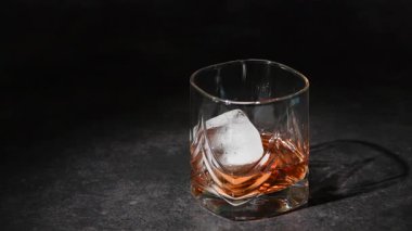 Klasik bir Negroni Kokteyli hazırlayalım. Buz ve portakal suyuyla servis edilir.