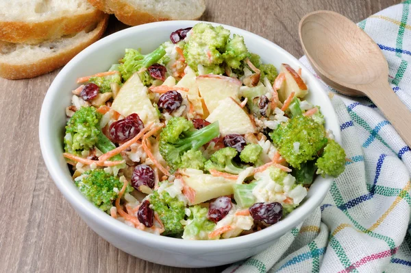 Tavuk brokoli salatası