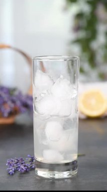 Barmen içeceğe lavanta şurubu ekliyor..