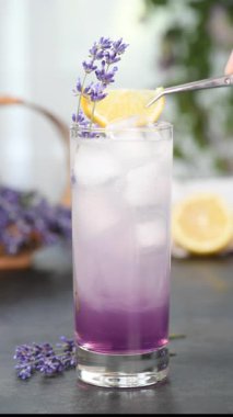 Hazırlanan kokteyle bir dilim limon ve kokteyl kamışı ekle.