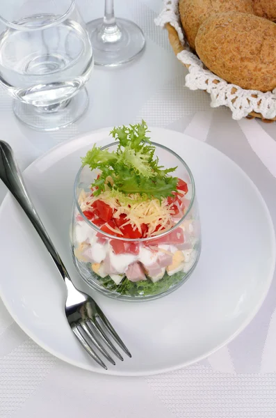 Многослойный салат в стакане — стоковое фото