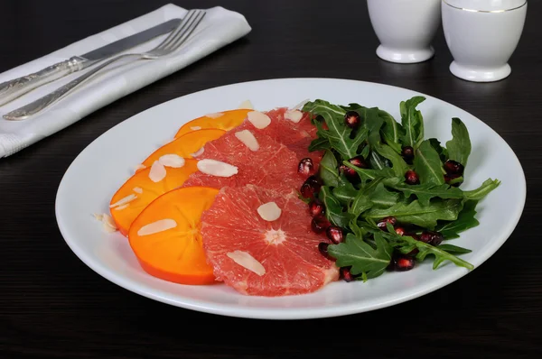 Salada de toranja, cáqui, romã e salada de foguete — Fotografia de Stock