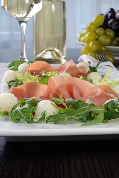 Salada de Arugula com presunto e melão — Fotografia de Stock