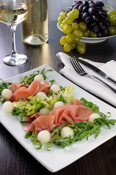 Salada com presunto e melão — Fotografia de Stock