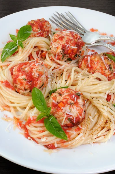 Nudeln in Tomatensauce mit Frikadellen — Stockfoto