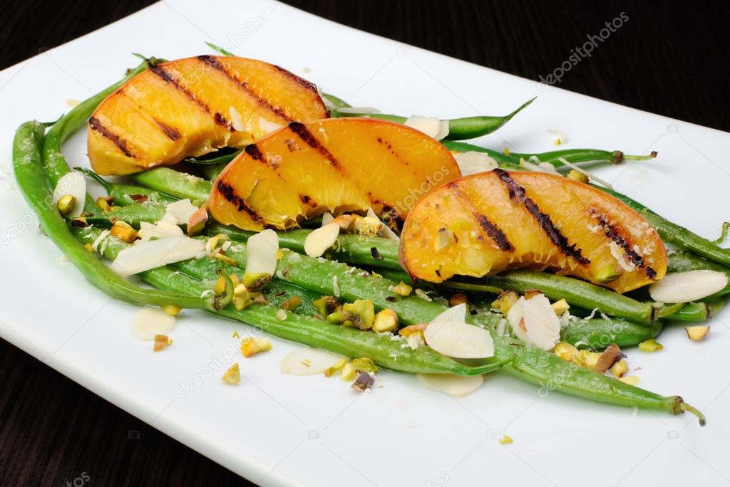 Salad of green beans with peaches