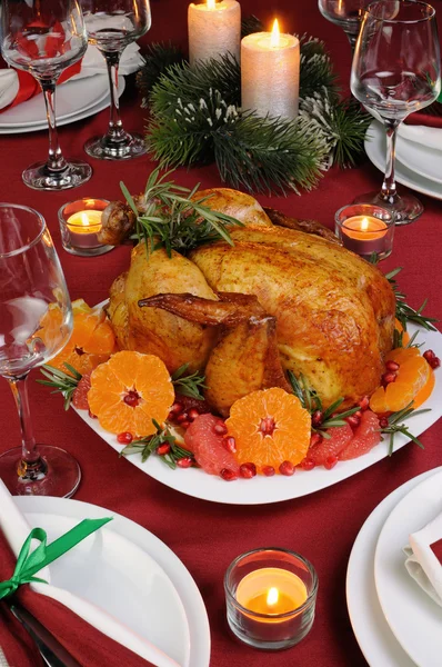 Gebackenes Hühnchen am Weihnachtstisch — Stockfoto