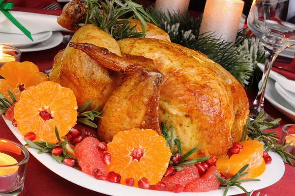 Pollo al horno en la mesa de Navidad — Foto de Stock