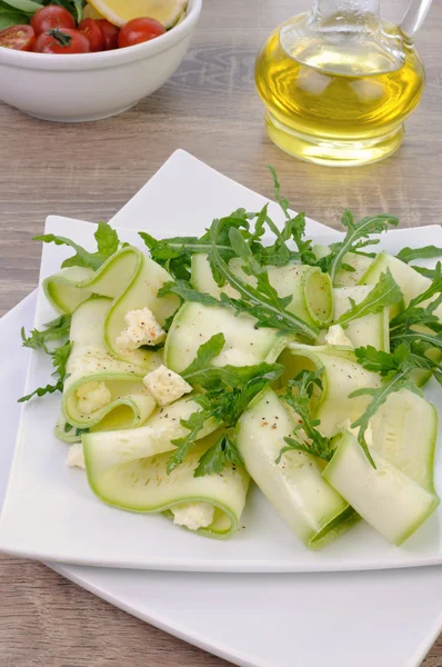 Salade de courgettes à la roquette et feta — Photo