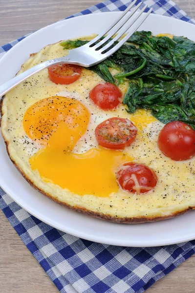 Rührei mit Tomate und Spinat — Stockfoto