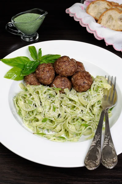 Boulettes de viande avec sauce pour pâtes avocat — Photo