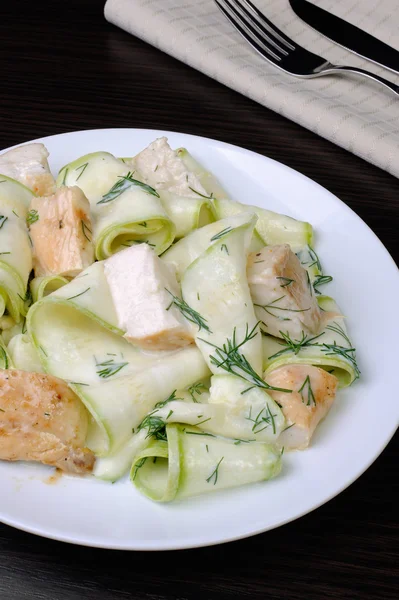 Salada de abobrinha com frango — Fotografia de Stock