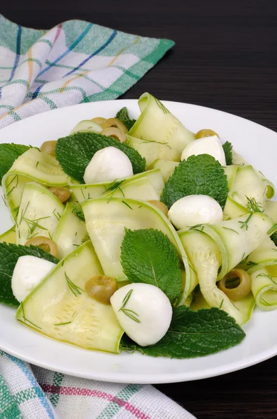 Zucchini salad with mozzarella