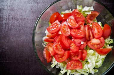 Ahşap bir yüzey üzerinde sağlıklı vitamin açısından zengin salata