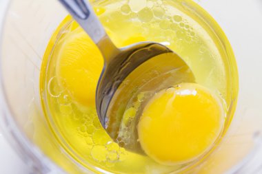 İki kırık yumurta portre