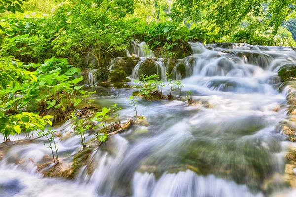 Cascadas en laderas de montañas — Foto de Stock