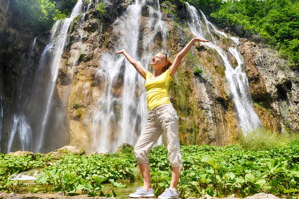 Femme près de cascade — Photo