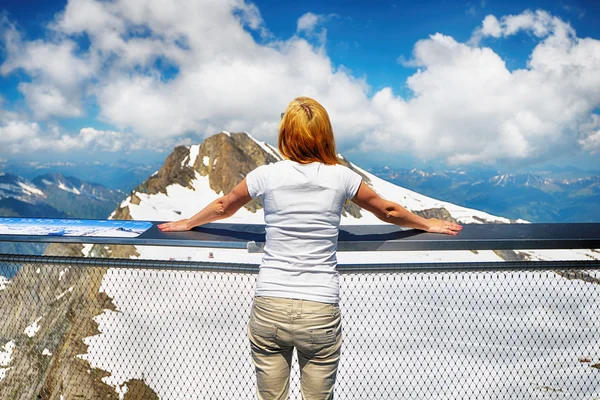 Jeune femme sur le pont — Photo