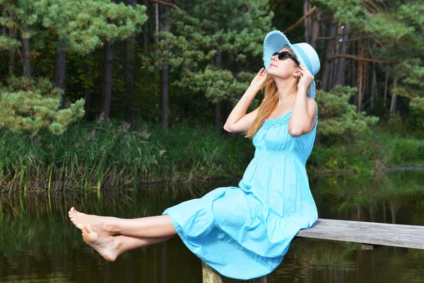 Mujer en vestido azul —  Fotos de Stock
