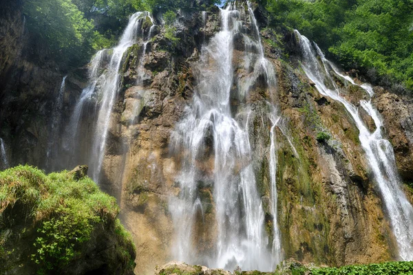 De belles cascades en montagne — Photo