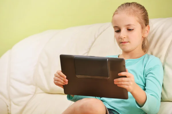 Girl using tablet — Stock Photo, Image