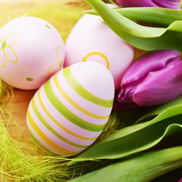 Пасхальные яйца и букет тюльпанов — стоковое фото