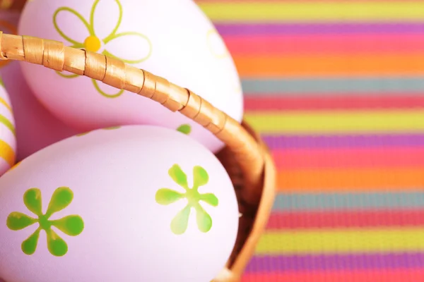 Dekorasyon Paskalya yumurtaları ile hasır sepet — Stok fotoğraf