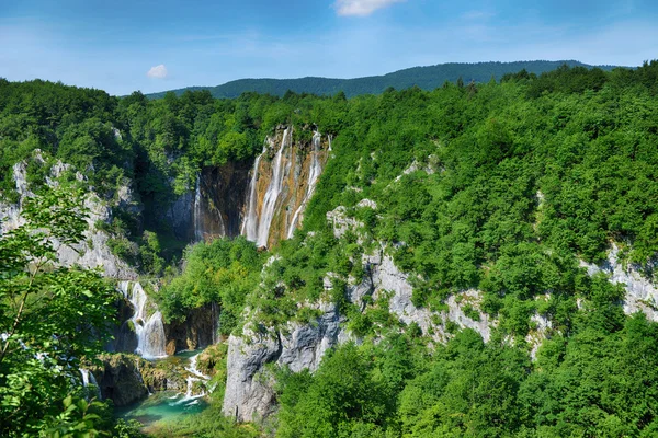 Красивые водопады на склонах гор — стоковое фото