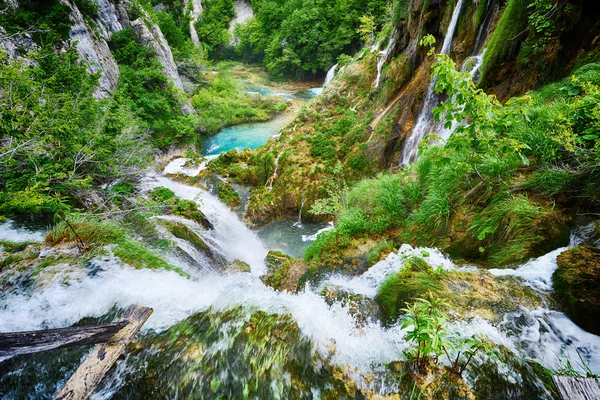 Prachtige watervallen op de hellingen van de berg — Stockfoto