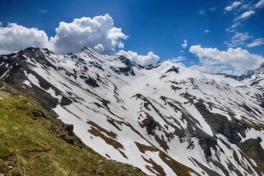 Dağ doruklarına şapkalı