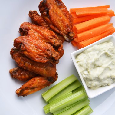 Kereviz ve havuç ile tavuk kanadı