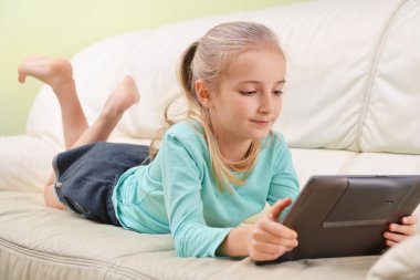 Modern tablet ile kız