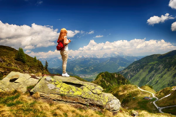 Ung kvinna på toppen av berget — Stockfoto