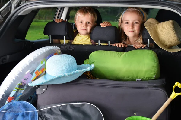 Kleines Mädchen und ihr Bruder im Auto — Stockfoto