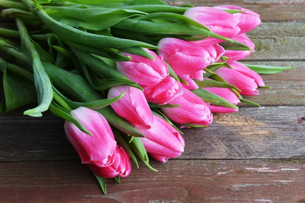 Kytice z čerstvých růžové tulipány — Stock fotografie