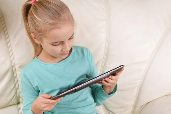 Ragazza utilizzando tablet — Foto Stock