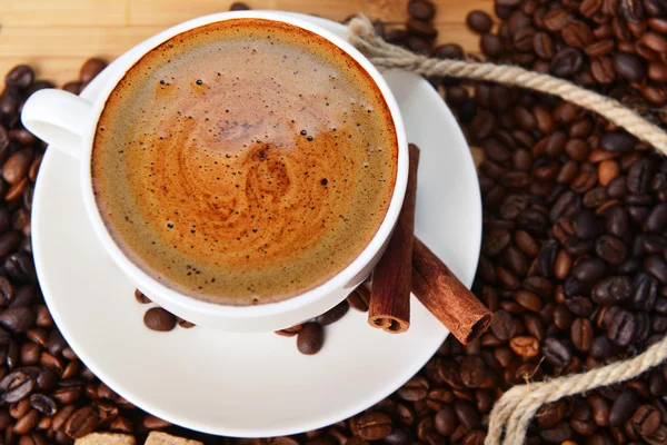 Tazza di caffè sul piattino — Foto Stock