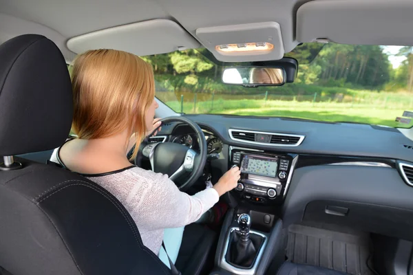 Frau sitzt in modernem Auto — Stockfoto