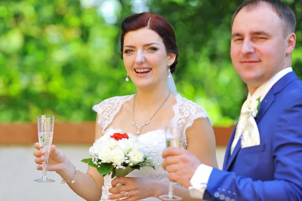 Brudgummen och bruden med champagne — Stockfoto