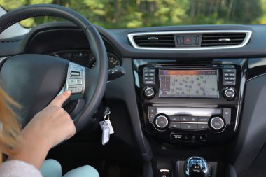  Modern arabada oturan kadın.