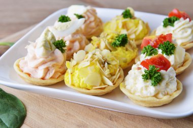 Tartlets krem ve dereotu ile