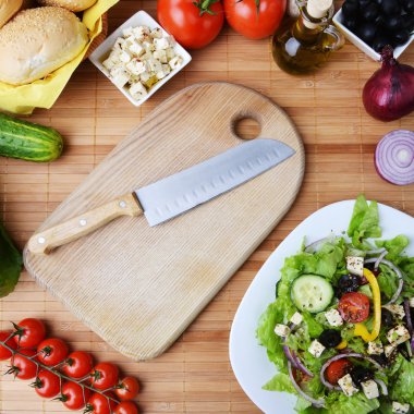 Beyaz peynir ve sebze salatası