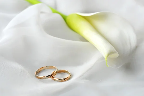 白色织物和结婚戒指 — 图库照片