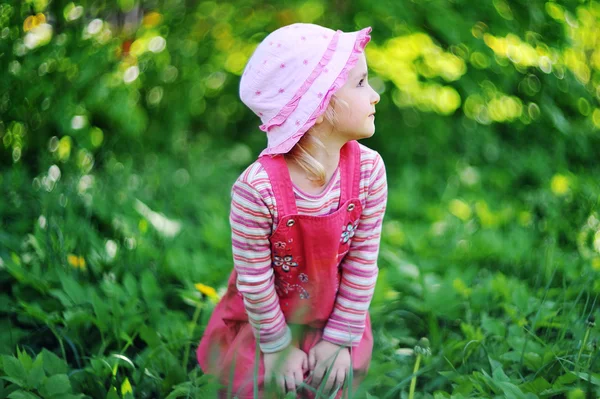 草に遊び心のある少女 — ストック写真